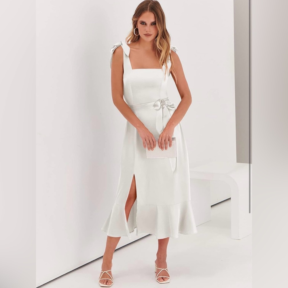 Elegant White Sleeveless Dress